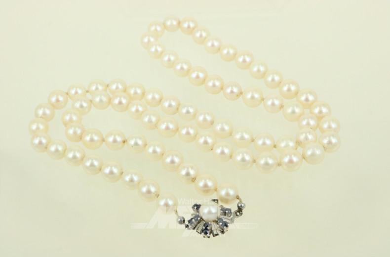 Lange Akoya-Perlenkette mit Schließe in 750 WG, besetzt mit kl. Saphiren und 1 Perle