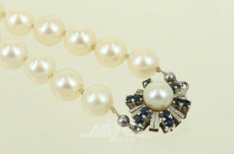 Lange Akoya-Perlenkette mit Schließe in 750 WG, besetzt mit kl. Saphiren und 1 Perle