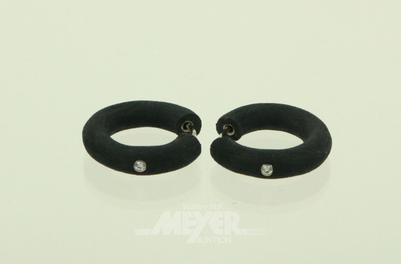 Paar Creolen aus schwarzem Kautschuk mit jew. kl. Brillant, Verschluss in 750 WG