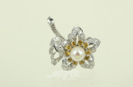 Nadel 'Blume' mit kl. Brillanten, gelben Farbsteinen und 1 Perle