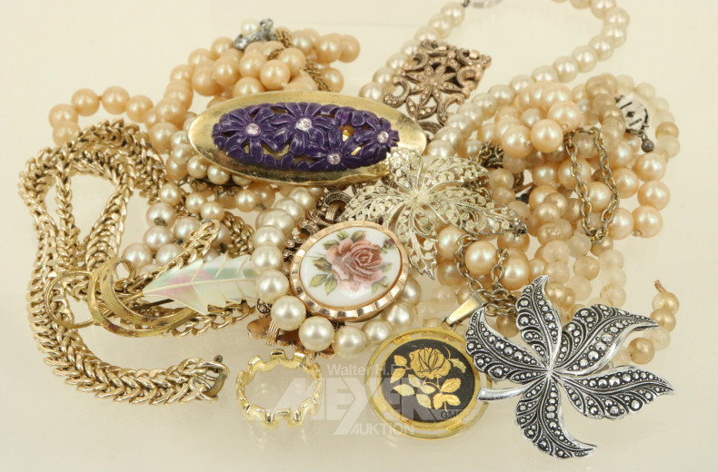 Konvolut Modeschmuck, u.a. mit Perlenketten, Broschen und Anhänger