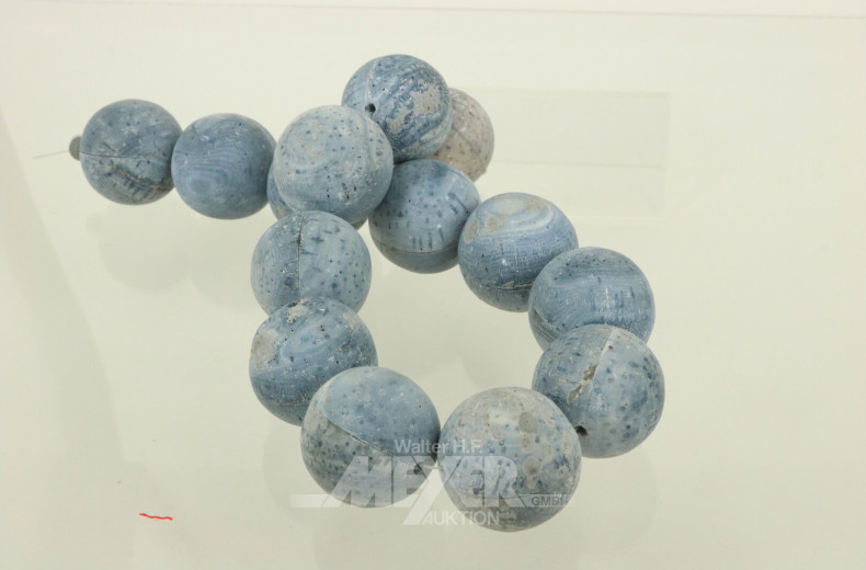 2 gr. Perlenstränge aus blauer Schaumkoralle, unpoliert