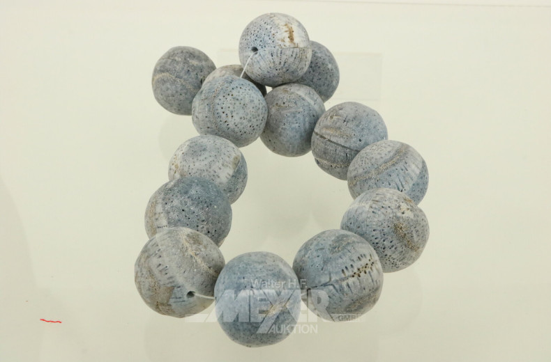 2 gr. Perlenstränge aus blauer Schaumkoralle, unpoliert