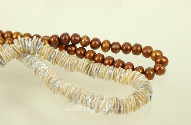 2 Perlenstränge aus flachen Perlen und braunen Süßwasserperlen