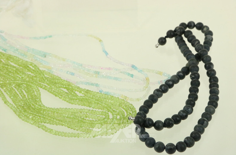 9 Perlenstränge aus facettiertem Peridot und Turmalin, sowie 1 Perlenkette aus Picasso-Opal, ohne Schließe
