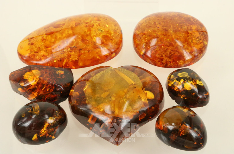 7 geschliffene und polierte Bernstein-Cabochons