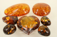 7 geschliffene und polierte Bernstein-Cabochons