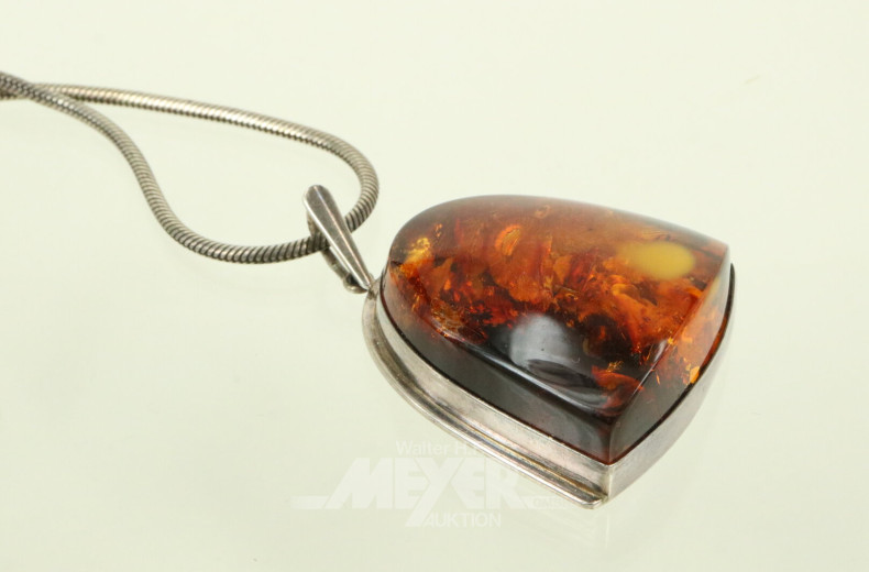 Posten Bernsteinschmuck, u.a. Anhänger, Kette, Ring