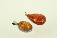 Posten Bernsteinschmuck, u.a. Anhänger, Kette, Ring