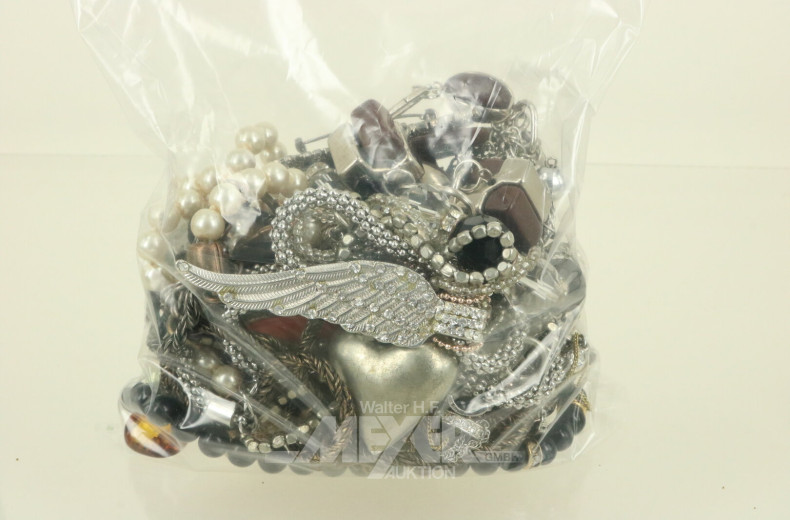 Konvolut Modeschmuck, best. aus Ketten, Anhänger, Ohrclips, etc.