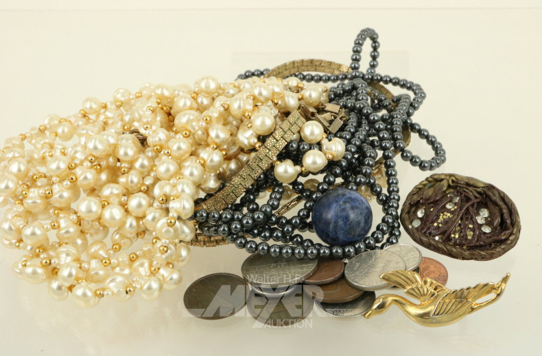 Posten Modeschmuck, u.a. Broschen, Ketten, Münzen etc.