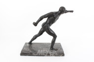 Bronzefigur 'Borghesischer Fechter' auf Marmorsockel