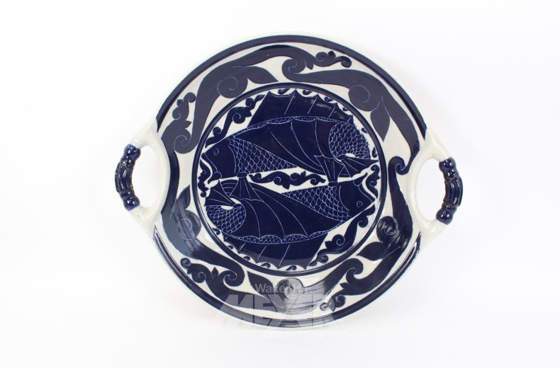 gr. Keramik-Servierplatte mit Griff, Fischmotiv