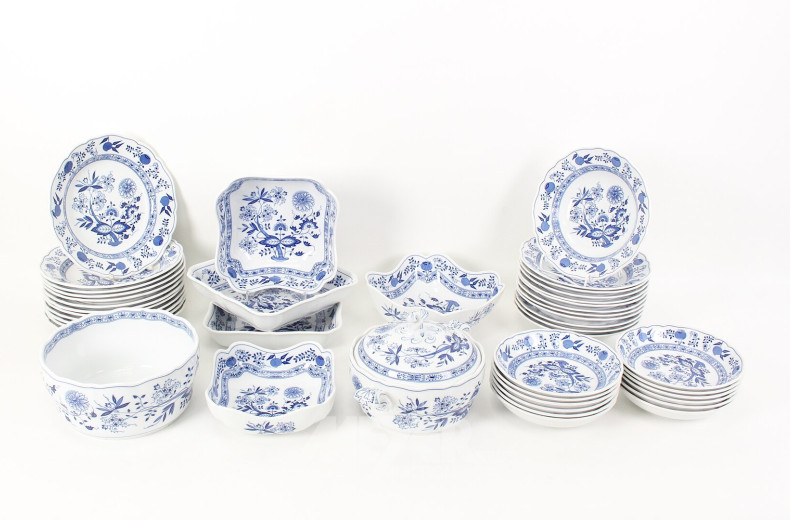 Umfangreiches Tafel- und Speiseservice für 12 Personen