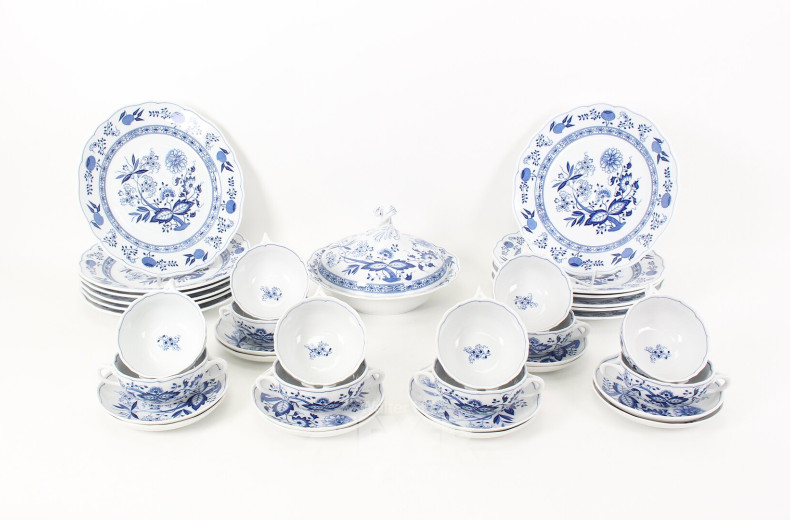 Umfangreiches Tafel- und Speiseservice für 12 Personen