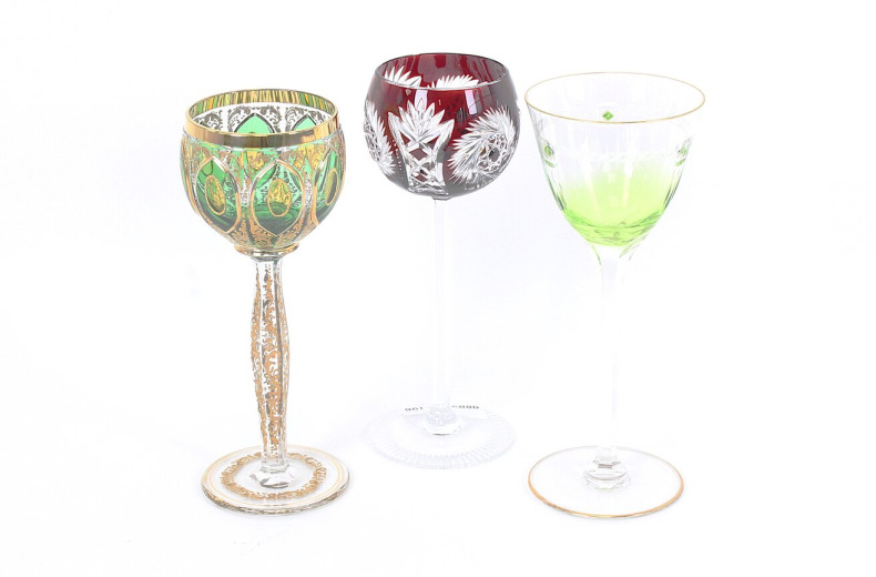 3 Farbige Kristallgläser, tlw. mit reichhaltiger Goldverzierung