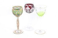3 Farbige Kristallgläser, tlw. mit reichhaltiger Goldverzierung