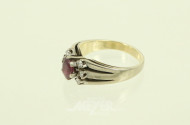 Ring mit Rubin, umkranzt von 6 kl. Brillanten