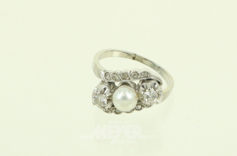 Ring mit Perle, 2 kl. Brillanten und kl. Diamantrosen