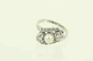 Ring mit Perle, 2 kl. Brillanten und kl. Diamantrosen