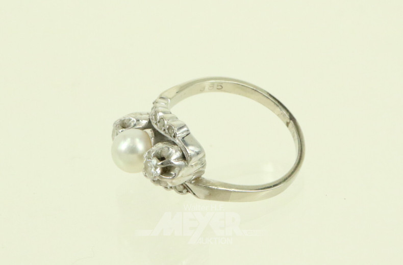 Ring mit Perle, 2 kl. Brillanten und kl. Diamantrosen