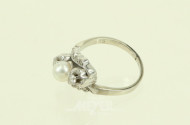 Ring mit Perle, 2 kl. Brillanten und kl. Diamantrosen