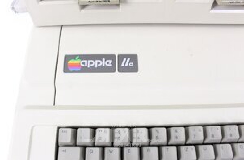 Heimcomputer mit Monochrommonitor aus der 'IIe-Reihe'