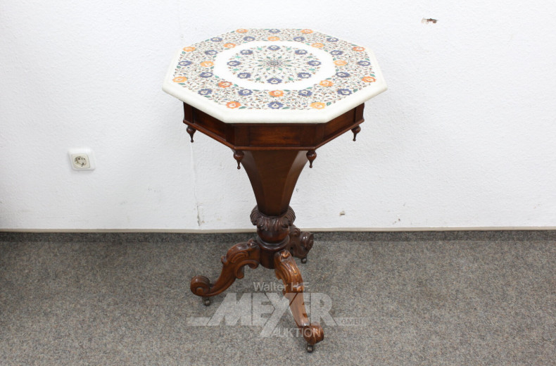 Kleines achteckiges Nähtischen mit dekorativem Steinaufsatz und Säulenfuß