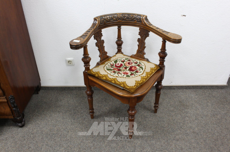 Kapitänsstuhl Gründerzeit, reichhaltig mit Schnitzereien und Dreckselarbeiten verziert