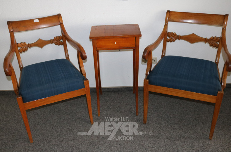Paar Armlehnstühle mit einer kl. Beinkommode