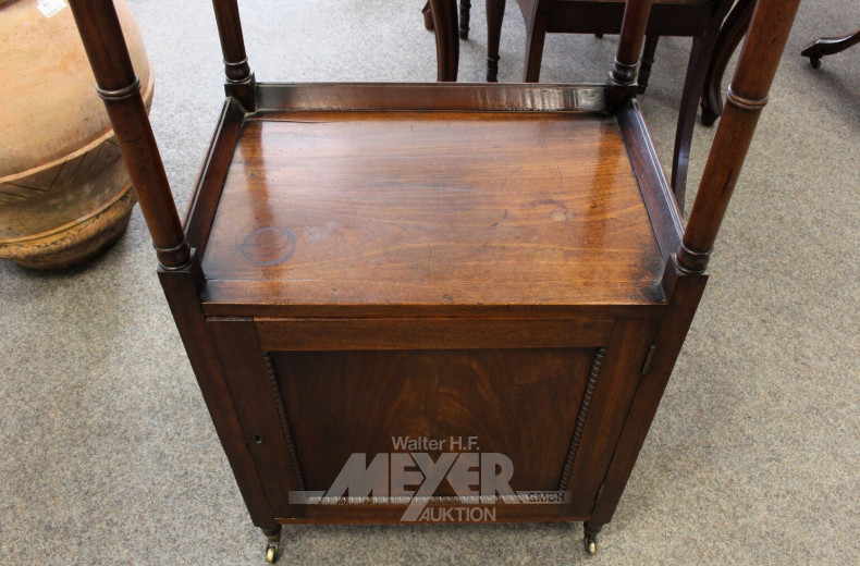 Rollbares Regal mit Dreckselarbeiten