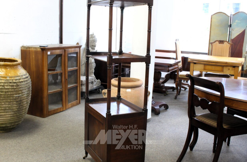 Rollbares Regal mit Dreckselarbeiten