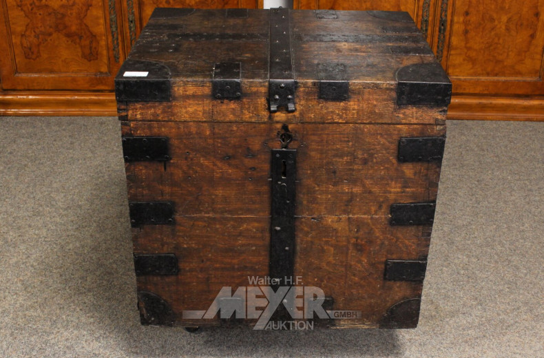 alte Holztruhe mit Metallbeschlägen