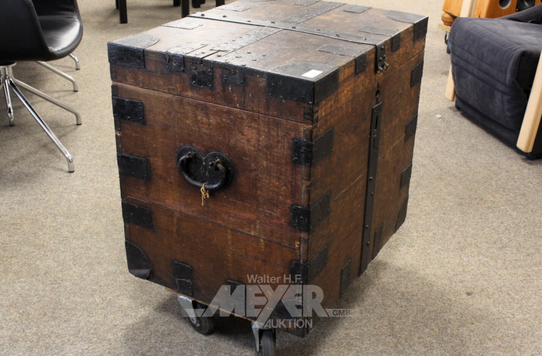 alte Holztruhe mit Metallbeschlägen