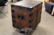alte Holztruhe mit Metallbeschlägen