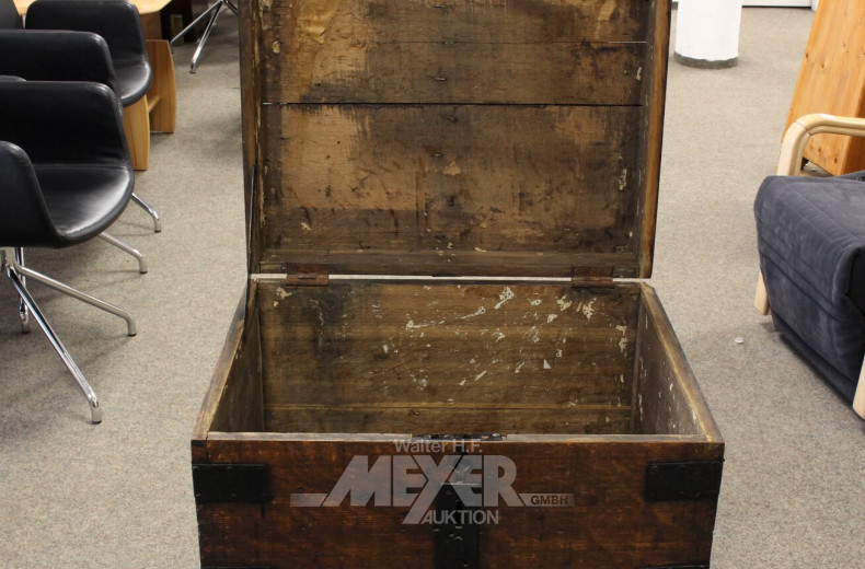 alte Holztruhe mit Metallbeschlägen
