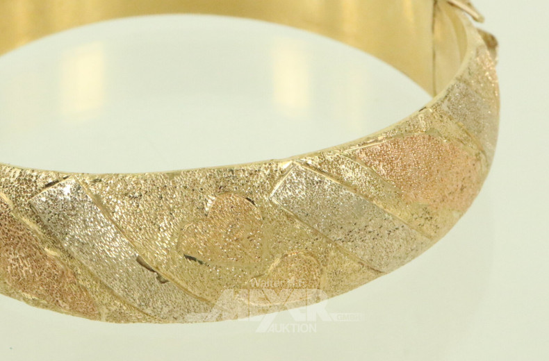 Armreif, Oberteil fein zieseliert und gravierten Herzen