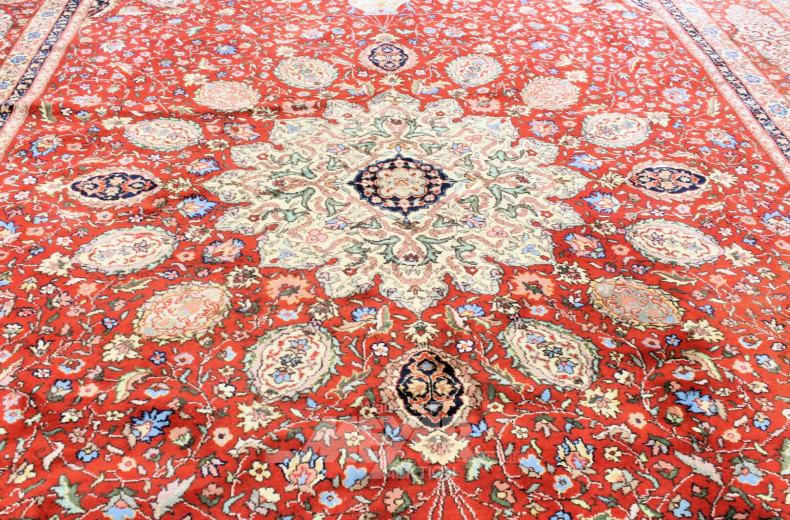 gr. Orientteppich, rotgrundig, florales Dekor