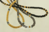 3 Colliers aus Metall- und Aquamarin-Perlen mit Verschlüsse in 925er Silber, tlw. vergoldet