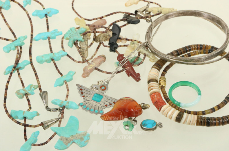 Kl. Konvolut Ketten u. Anhänger mit geschnitzten Edeltsteinen