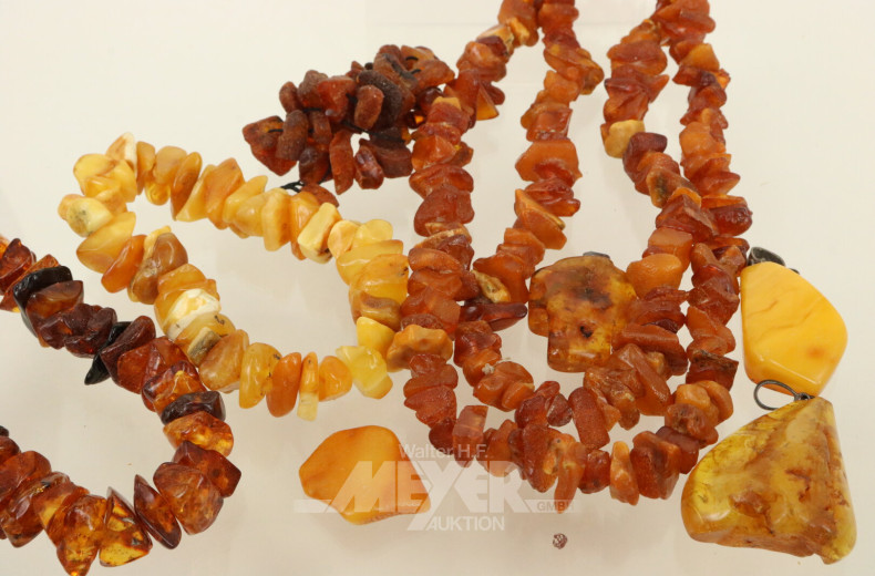 Posten Bernstein, u.a. Anhänger, Ketten und lose Steine