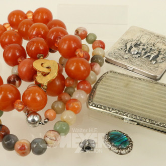 Kl. Konvolut, best. aus 2 Ketten mit Silberschließen und 2 Anhänger in 925er Silber