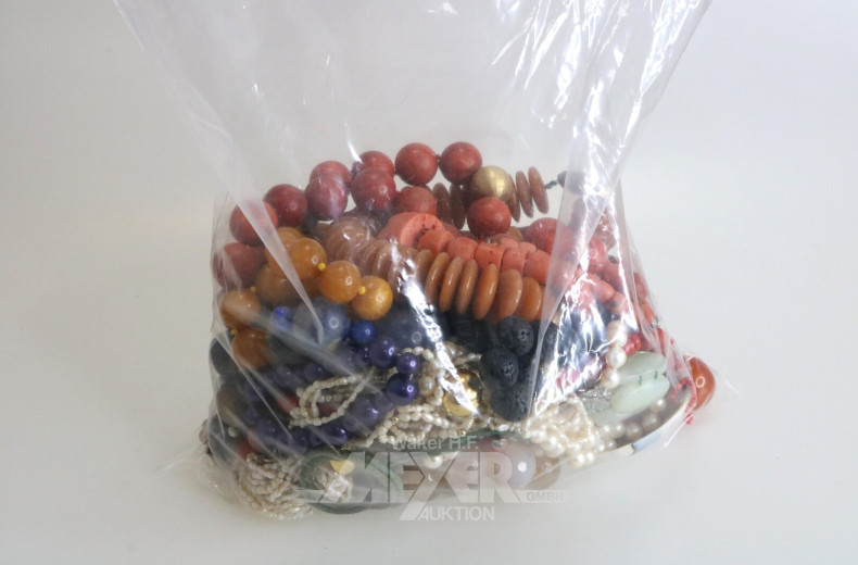 Gr. Konvolut Perlen- und Edelsteinketten