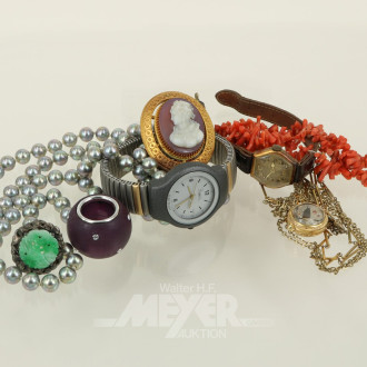 kl. Schatulle mit div. Modeschmuck: Perlenketten, Anhänger, Ringe, Uhren