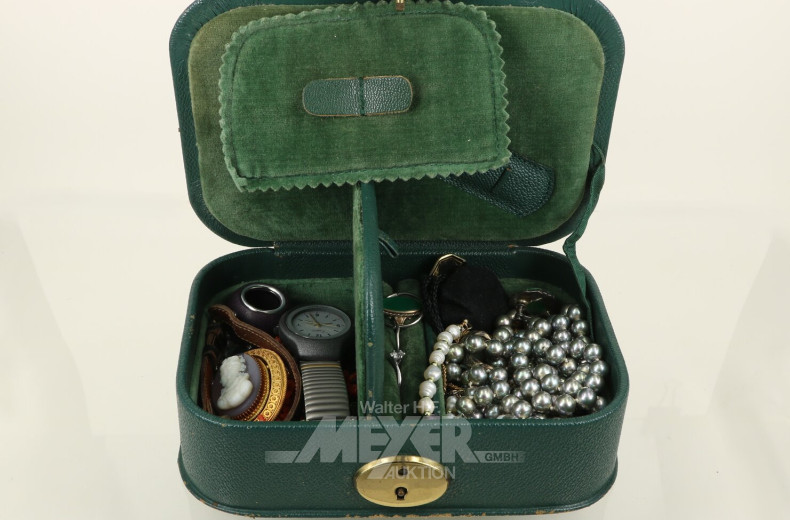 kl. Schatulle mit div. Modeschmuck: Perlenketten, Anhänger, Ringe, Uhren