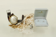 kl. Posten Modeschmuck: Armbanduhr, Perlenketten, Ohrstecker