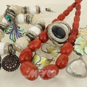Konvolut Modeschmuck, best. aus: Ketten, Anhänger, Ringe, Broschen etc.
