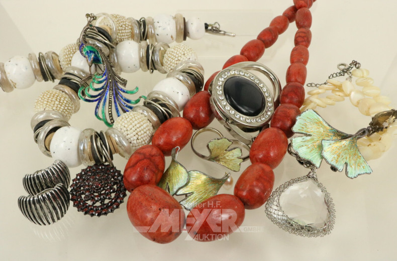 Konvolut Modeschmuck, best. aus: Ketten, Anhänger, Ringe, Broschen etc.