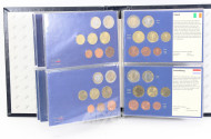 Album mit Euro-Kursmünzensätzen zu je 3,88 €
