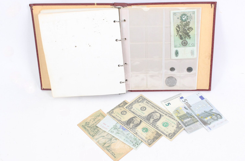 Album mit BRD D-Mark Kursmünzen, sowie Europa und Übersee